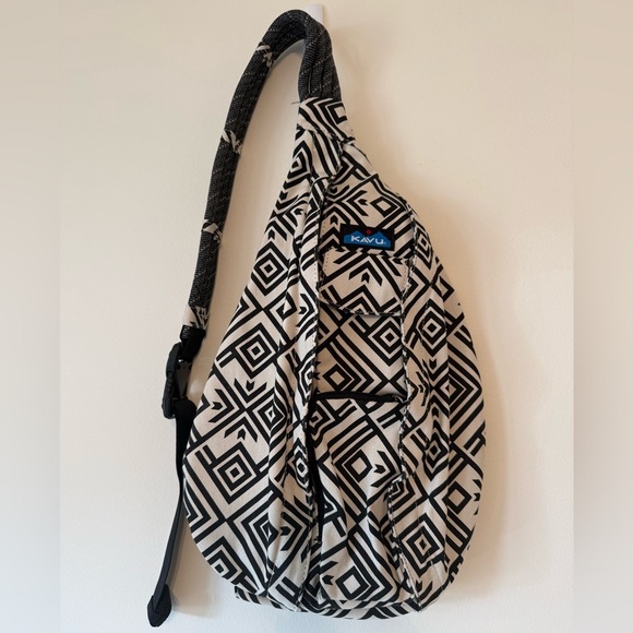 Kavu Handbags - Kavu Black & Cream Geometric Sling Rope Bag in Lobby Tile